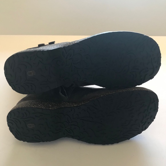 Teva Brown Suede Boots - Picture 11 of 13